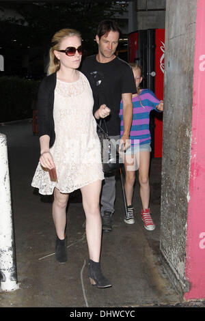 Stephen Moyer e sua figlia lilla pick up una gravidanza Anna Paquin a LAX Airport dopo arrivò su un volo da Londra a Los Angeles, California - 28.05.12 Foto Stock