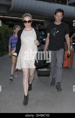 Stephen Moyer e sua figlia lilla pick up una gravidanza Anna Paquin a LAX Airport dopo arrivò su un volo da Londra a Los Angeles, California - 28.05.12 Foto Stock
