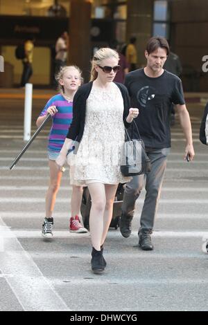 Stephen Moyer e sua figlia lilla pick up una gravidanza Anna Paquin a LAX Airport dopo arrivò su un volo da Londra a Los Angeles, California - 28.05.12 Foto Stock