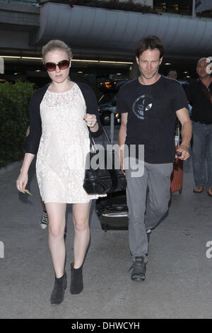 Stephen Moyer e sua figlia lilla pick up una gravidanza Anna Paquin a LAX Airport dopo arrivò su un volo da Londra a Los Angeles, California - 28.05.12 Foto Stock