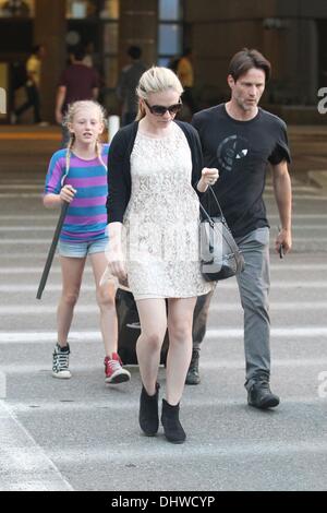 Stephen Moyer e sua figlia lilla pick up una gravidanza Anna Paquin a LAX Airport dopo arrivò su un volo da Londra a Los Angeles, California - 28.05.12 Foto Stock