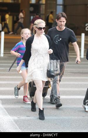 Stephen Moyer e sua figlia lilla pick up una gravidanza Anna Paquin a LAX Airport dopo arrivò su un volo da Londra a Los Angeles, California - 28.05.12 Foto Stock