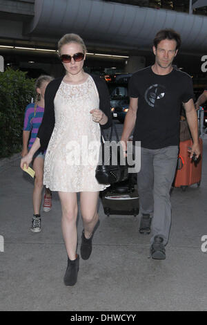 Stephen Moyer e sua figlia lilla pick up una gravidanza Anna Paquin a LAX Airport dopo arrivò su un volo da Londra a Los Angeles, California - 28.05.12 Foto Stock