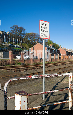 Stop guardare e ascoltare segnale di avvertimento a treno non presidiato che attraversa Whitby North Yorkshire Inghilterra Regno Unito GB Gran Bretagna Foto Stock