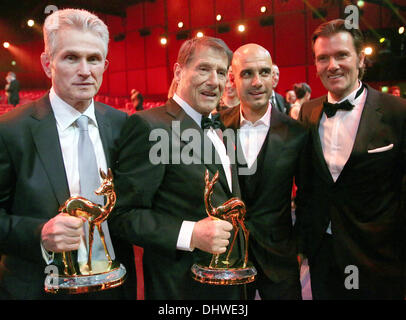 Berlino, Germania. Xiv Nov, 2013. Awardees Udo Juergens (2-L) e Jupp Heynckes (L) rappresentano con la loro Bambi awards accanto alla FC Bayern Monaco coach Pep Guardiola (2-R) e Juergen del figlio John Juergens, al sessantacinquesimo Bambi cerimonia di premiazione presso il teatro dello stadio di Berlino, Germania, 14 novembre 2013. Il Burda Media premio viene assegnato in 17 categorie. Foto: Michael Kappeler/dpa/Alamy Live News Foto Stock