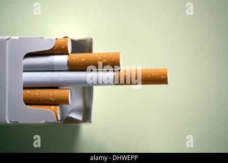 Aprire il pacco di offerto di sigarette Foto Stock