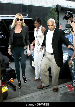 Charlize Theron al Colbert Report per parlare del suo nuovo film "ora il bianco e la Huntsman' dotata di: Charlize Theron dove: New York City, Stati Uniti quando: 29 Maggio 2012 Foto Stock