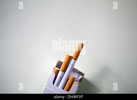 Aprire il pacco di offerto di sigarette Foto Stock