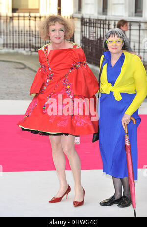 Grayson Perry (L) e la valutazione della Reale Accademia Mostre estive 2012 - Anteprima partito svoltasi presso la Royal Academy of Arts - Arrivi. Londra, Inghilterra - 30.05.12 Foto Stock