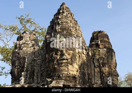 Faccia di pietra in una torre di porta, Angkor Thom Foto Stock