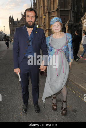 Dame Vivienne Westwood e suo marito Andreas Kronthaler lasciando la House of Lords. Londra, Inghilterra - 30.05.12 Foto Stock