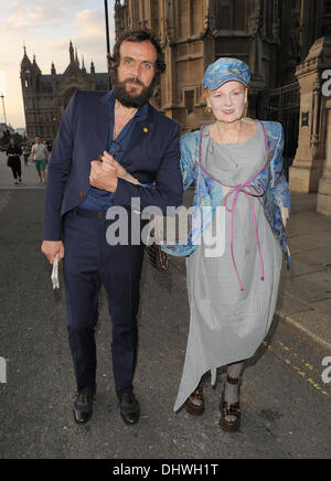 Dame Vivienne Westwood e suo marito Andreas Kronthaler lasciando la House of Lords. Londra, Inghilterra - 30.05.12 Foto Stock