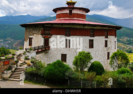 Paro,main street,architettura tradizionale,riccamente decorate degli edifici che ospitano i piccoli negozi circondato da fattorie risaie,Bhutan Foto Stock