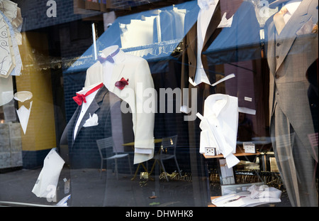 Formale di Menswear negozio di noleggio finestra su Charing Cross Rd in London REGNO UNITO Foto Stock