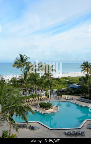 La piscina e la spiaggia a Marco Island Hotel Hilton su Marco Island, Florida Foto Stock