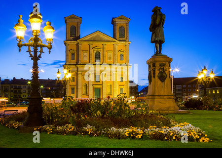 La chiesa Fredrikskyrkan e statua di Carl XI sulla grande piazza in Karlskrona, Svezia Foto Stock