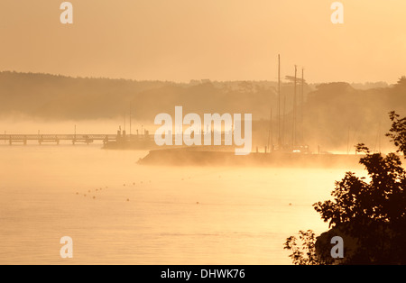 Yarmouth Pier e il mare di Yarmouth in early morning light foschia marina Yarmouth Isle of Wight Hampshire Inghilterra Foto Stock