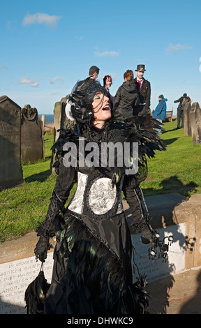 Donna vestite per il Weekend gotico Whitby North Yorkshire England Regno Unito Regno Unito GB Gran Bretagna Foto Stock