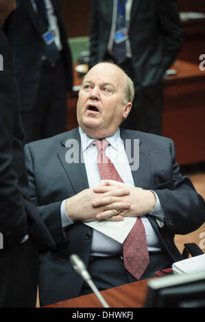 Bruxelles, Belgio. Il 15 novembre 2013. Ministro irlandese delle Finanze Michael Noonan (C) durante il Consiglio ECOFIN Unione europea dei ministri delle finanze riunione mensile di Bruxelles in Belgio su 15.11.2013 da Wiktor Dabkowski/dpa/Alamy Live News Foto Stock