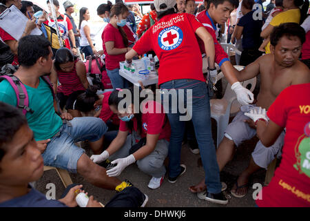 Lapu Lapu, Cebu, Filippine. Il 15 novembre 2013. Il filippino la Croce Rossa di provvedere al primo soccorso di Tacloban sopravvissuti al loro arrivo in Navforcen base navale,GIRO Lapu, Cebu Credito: galleria immagini2/Alamy Live News Foto Stock