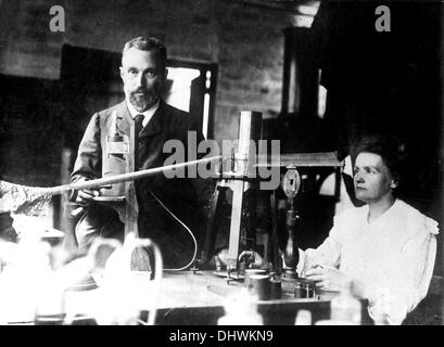 Pierre e Marie Curie in laboratorio Foto Stock