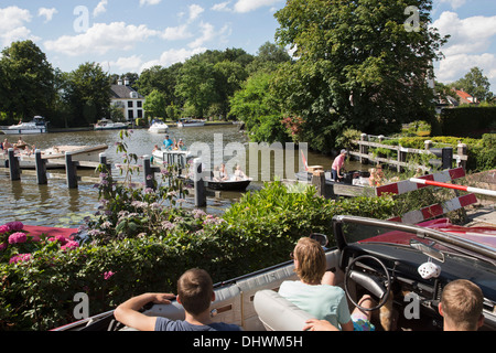 Paesi Bassi, LOENEN AAN DE VECHT. Fiume Vecht. I ragazzi in vecchio stile auto guardando yachts nel fiume Foto Stock