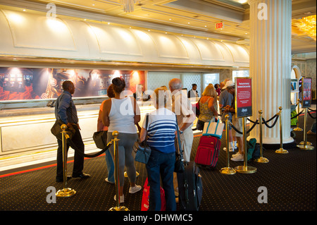 USA America New Jersey NJ N.J. Atlantic City line per il check-in presso l'Atlantic Club Hotel Casino turisti holiday controllo Foto Stock
