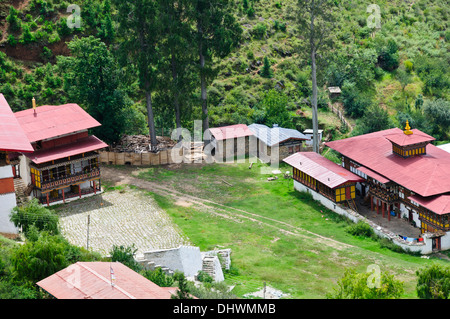 Paro,main street,architettura tradizionale,riccamente decorate degli edifici che ospitano i piccoli negozi circondato da fattorie risaie,Bhutan Foto Stock