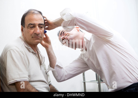 Orecchio naso e gola, anziano Foto Stock