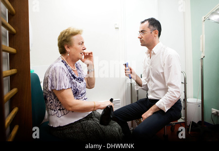 Orecchio naso e gola, anziano Foto Stock