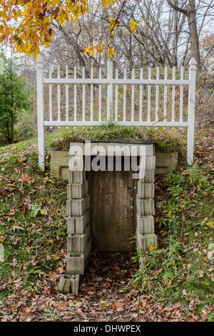 Porta di ingresso alla cantina di root sulla fattoria Amish in Ohio. Foto Stock