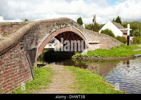 Ponte a Great Haywood, all'incrocio tra i canali Trent & Mersey e Staffordshire & Worcestershire Foto Stock