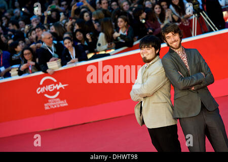 Roma, Italia. Xiv Nov, 2013. Due giovani registi cileni, Diego Ayala (sinistra) (24 anni) e Anibal Jofre (25) al suo debutto al Festival del Cinema di Roma con Cortao Valentin, una storia di ribellione giovanile impostato in "Il Cile, il 14 novembre 2013.foto: Massimo Valicchia/NurPhoto Credit: Massimo Valicchia/NurPhoto/ZUMAPRESS.com/Alamy Live News Foto Stock