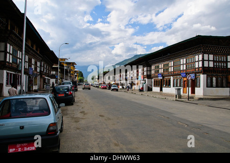 Paro,main street,architettura tradizionale,riccamente decorate degli edifici che ospitano i piccoli negozi circondato da fattorie risaie,Bhutan Foto Stock