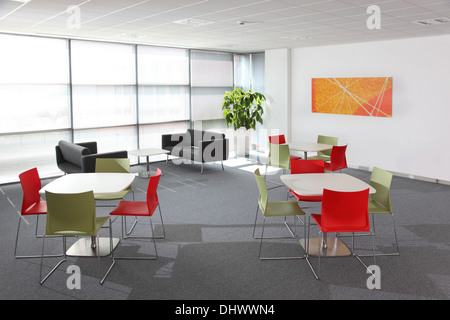 Un'area di attesa, sale riunioni e uno spazio mensa in un moderno ufficio manutenzione edilizia Foto Stock