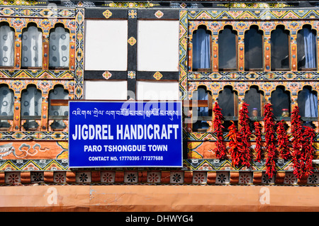 Paro,main street,architettura tradizionale,riccamente decorate degli edifici che ospitano i piccoli negozi circondato da fattorie risaie,Bhutan Foto Stock