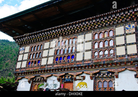 Paro,main street,architettura tradizionale,riccamente decorate degli edifici che ospitano i piccoli negozi circondato da fattorie risaie,Bhutan Foto Stock