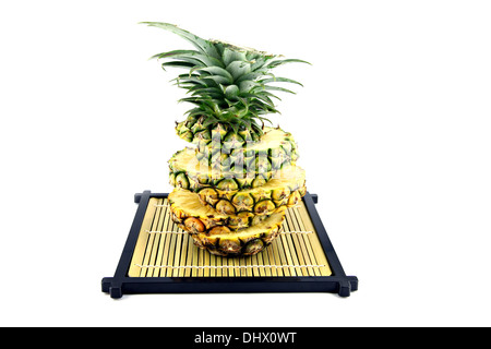 La foto fette di ananas impilati su un piatto di bambù. Foto Stock