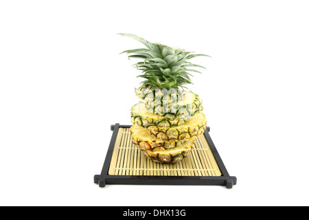 La foto fette di ananas impilati su un piatto di bambù. Foto Stock