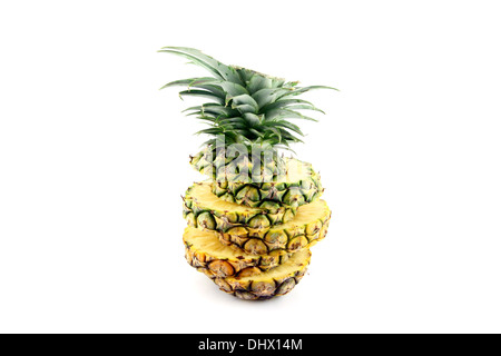 Foto fette di ananas impilati su sfondo bianco. Foto Stock