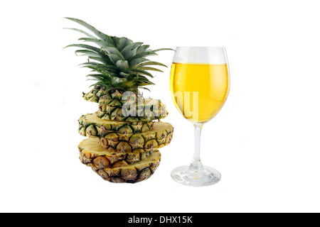 Foto fette di ananas impilati e succo di ananas in vetro su sfondo bianco. Foto Stock