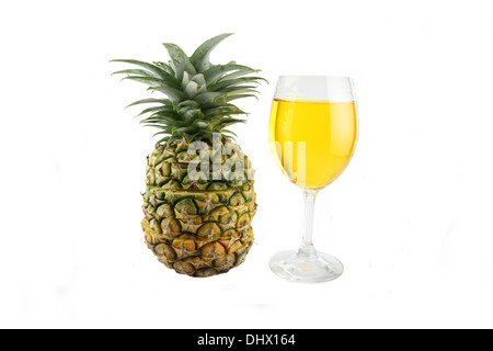 Foto fette di ananas impilati e succo di ananas in vetro su sfondo bianco. Foto Stock