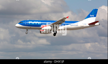 BMI A320 G-MIDY in atterraggio a Manchester. Questo piano è ora con British Airways Pic Colin Paxton/CP Fotografia Foto Stock