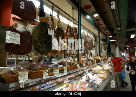 Delicatesen Shop vendita di formaggio e cosce intere di cinghiale al mercato Firenze Toscana Italia Foto Stock