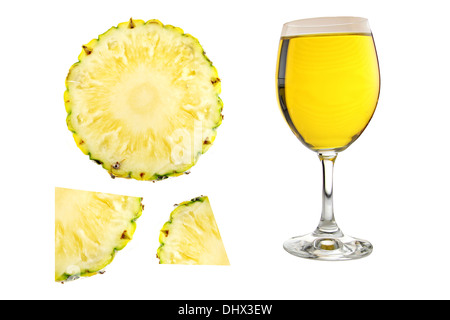 Fette di ananas e succo di ananas in un bicchiere su sfondo bianco. Foto Stock