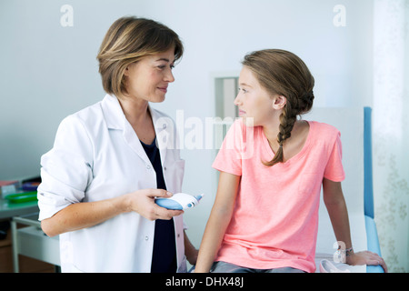 Bambino in consultazione, finestra di dialogo Foto Stock