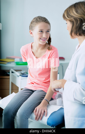 Bambino in consultazione, finestra di dialogo Foto Stock