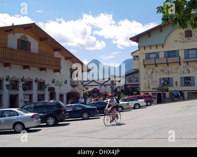 Un ciclista sulla strada principale della città bavarese di Leavenworth, nello Stato di Washington Foto Stock