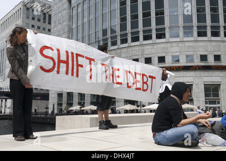 Anti-G8 attivisti rally a Londra il distretto bancario. Foto Stock