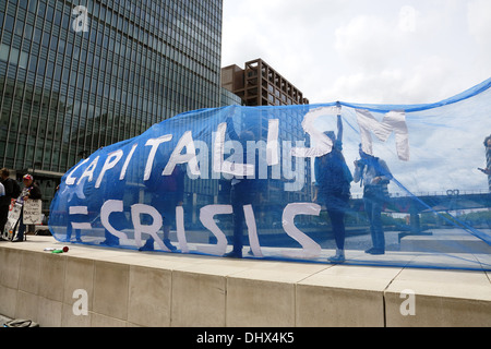 Anti-G8 attivisti rally a Londra il distretto bancario. Foto Stock